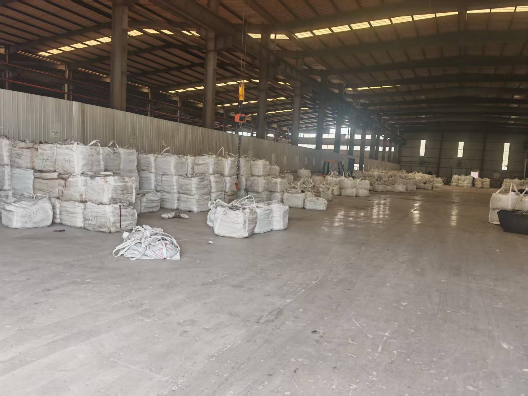 Organized raw material storage ensuring traceability from source to shipment